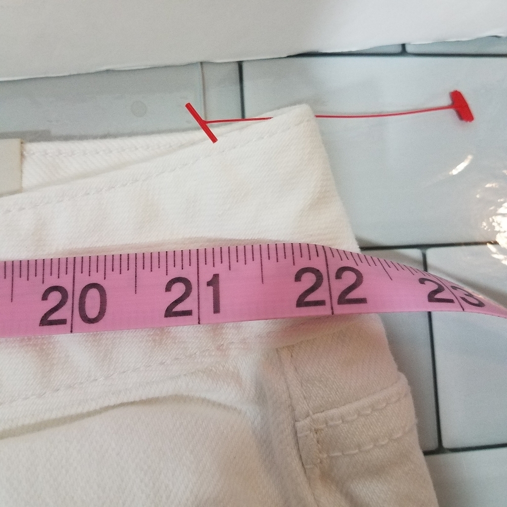 Torrid Button Fly Optic White Distressed Short 22 NWT - Picture 9 of 12